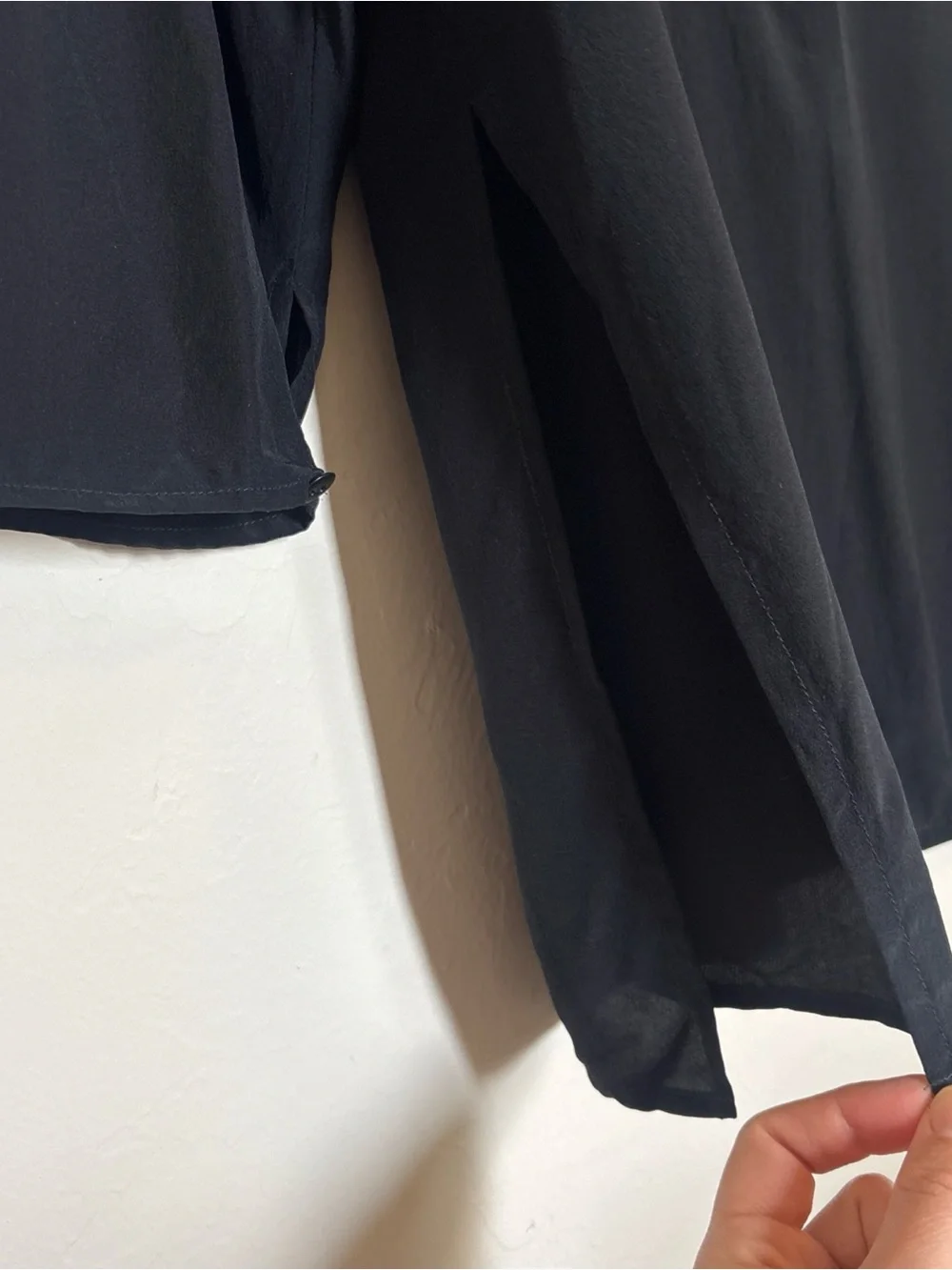 VTG 100% Silk Diane Von Furstenberg Black Long Sleeve Button-Front V-Neck Top